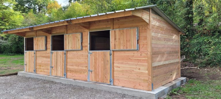 Product page for LCI Cheval 3-in-line Douglas fir horse stables.