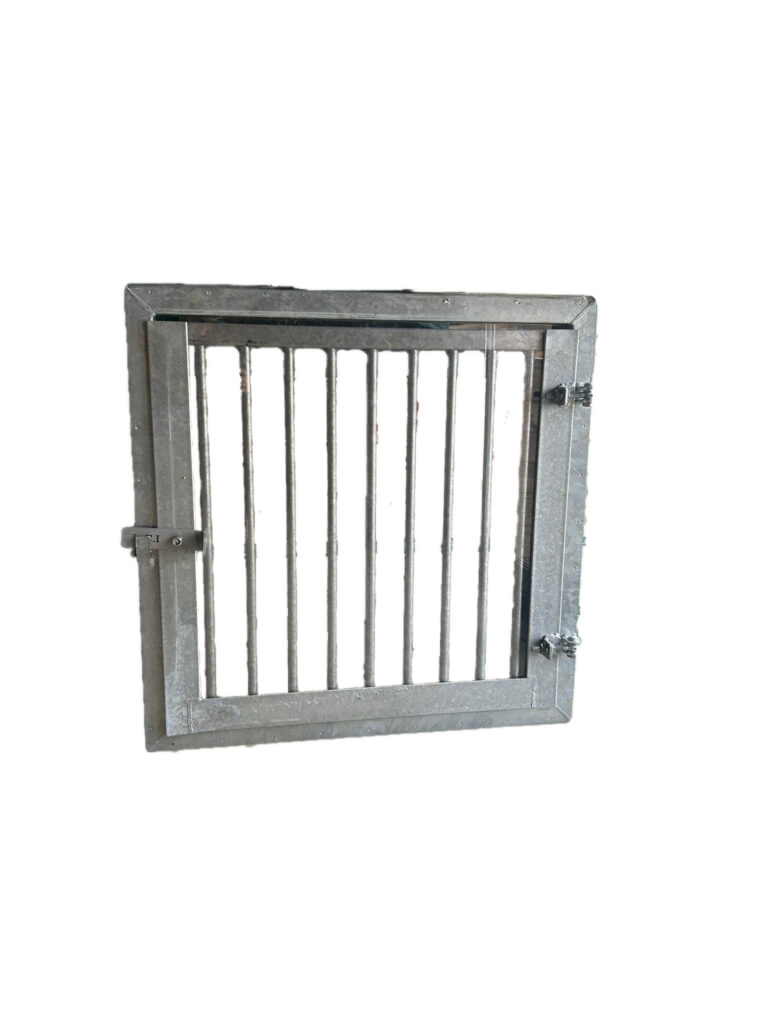 External Stable Window with Steel Bars and Plexiglas – 0.80 × 0.80 m (2 ft 7 in × 2 ft 7 in)