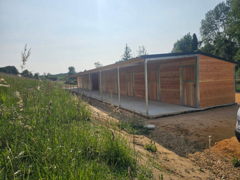 Pro Douglas Fir Horse Box with a 3 m (9 ft 10 in) canopy and galvanised steel posts.