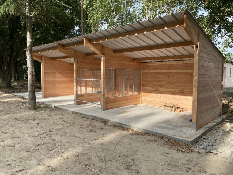 LCI Cheval Double Field Shelter with Central Hay Rack