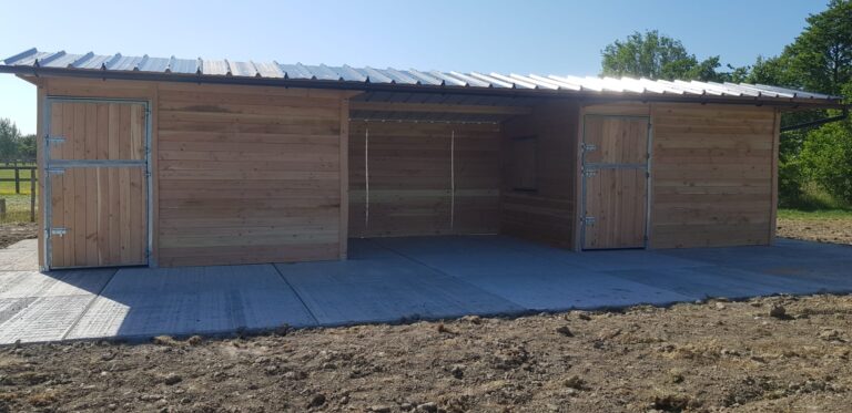 Douglas timber stable with shelter