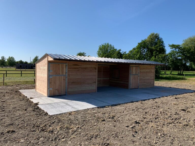 Douglas timber stable with shelter