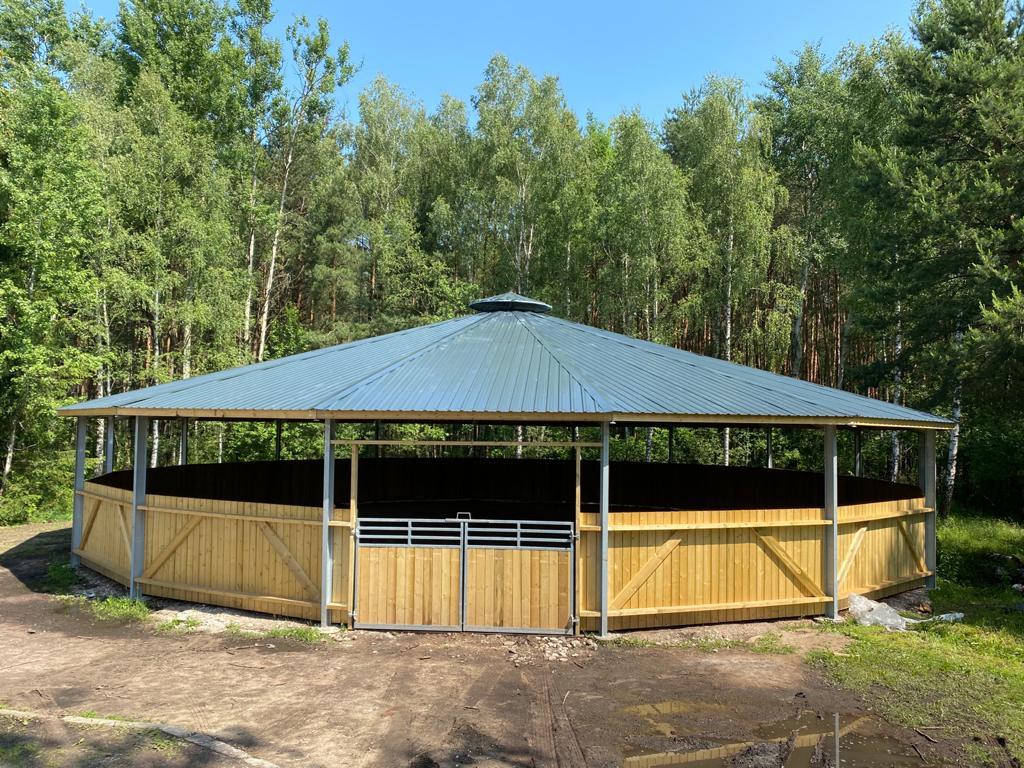 Covered horse lunging ring with a hot-dip galvanised steel frame and a durable roof.