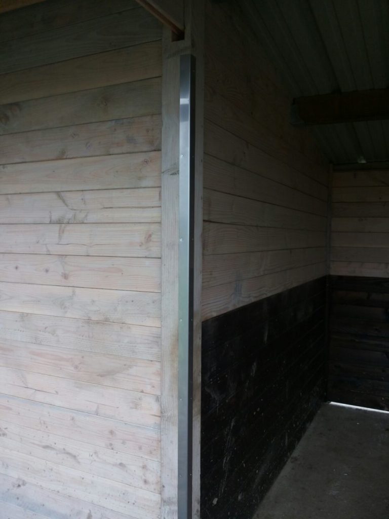 Installed corner protection for stables