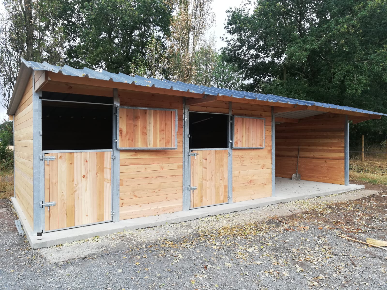Product Sheet – 2 Horse Stables + 1 Shelter with Steel Posts