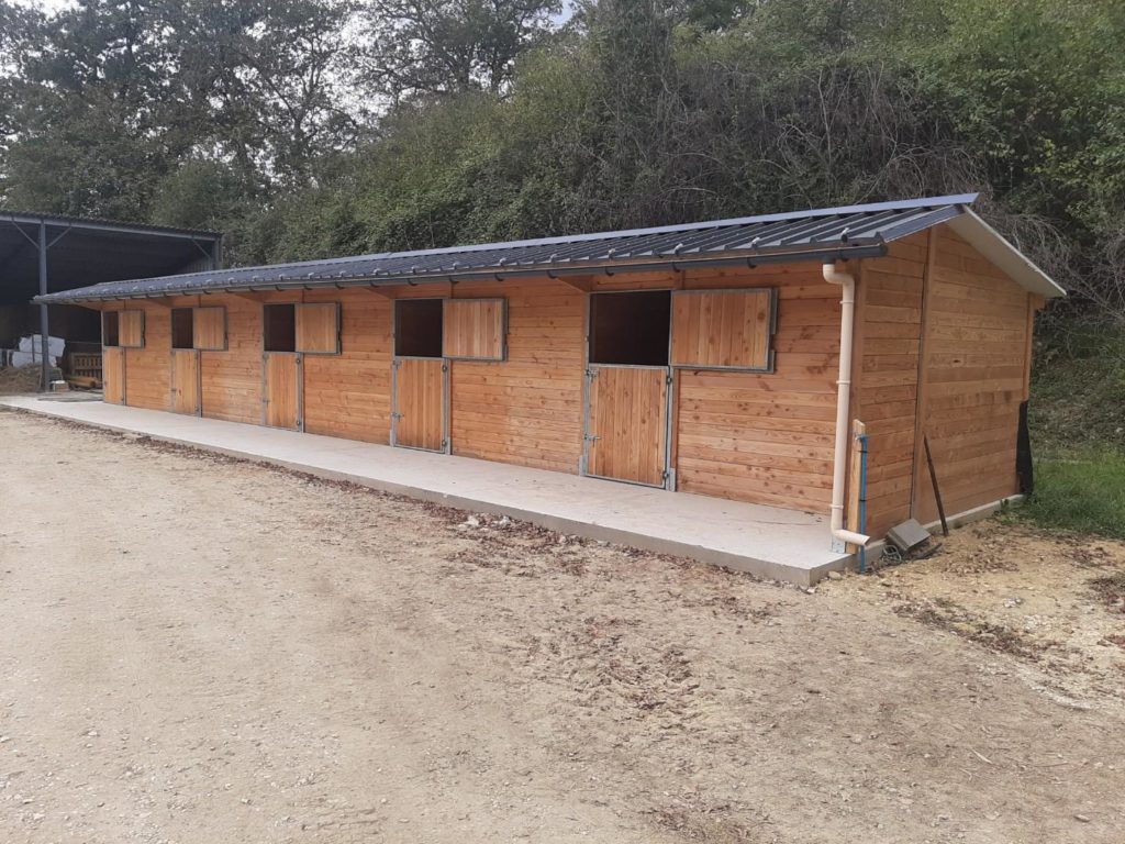 Product sheet 5 Douglas fir stable in a row