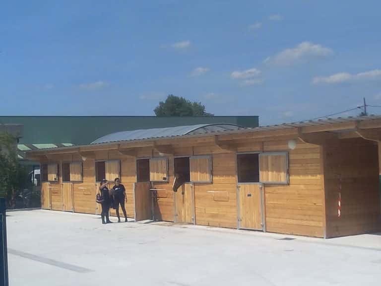Picture of a 5 horse Douglas fir stable in a row