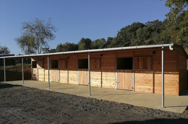 Picture Horse Stables with a 3 m Roof Overhang