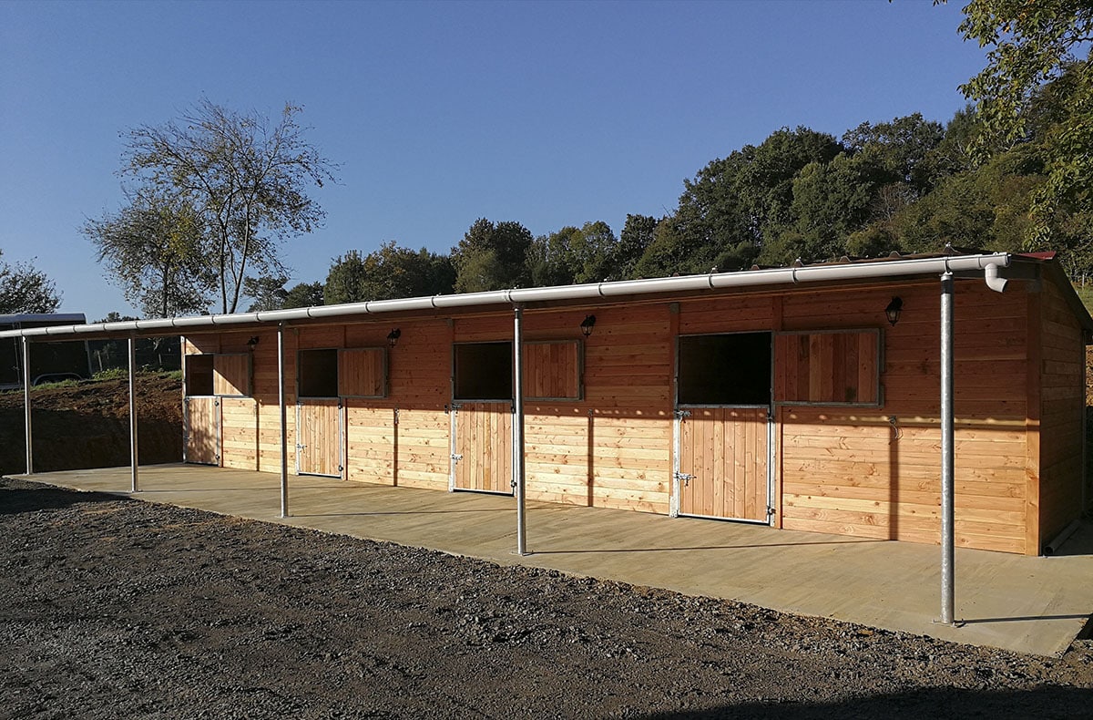Picture Horse Stables with a 3 m Roof Overhang
