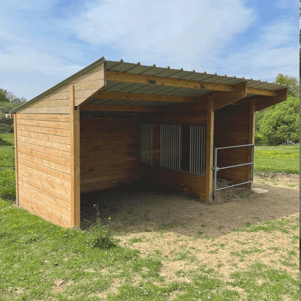 Shelter with Douglas wood hay rack product sheet