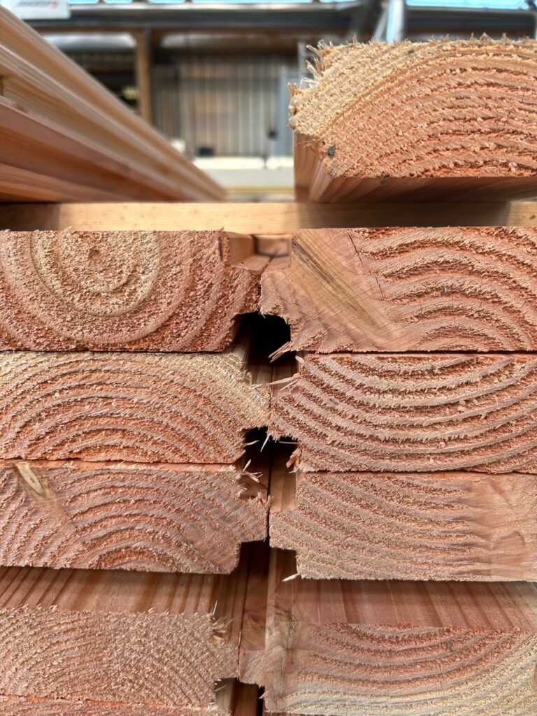 Clins de bois Douglas au détail. Pour conception d'aménagement en bois de qualité.