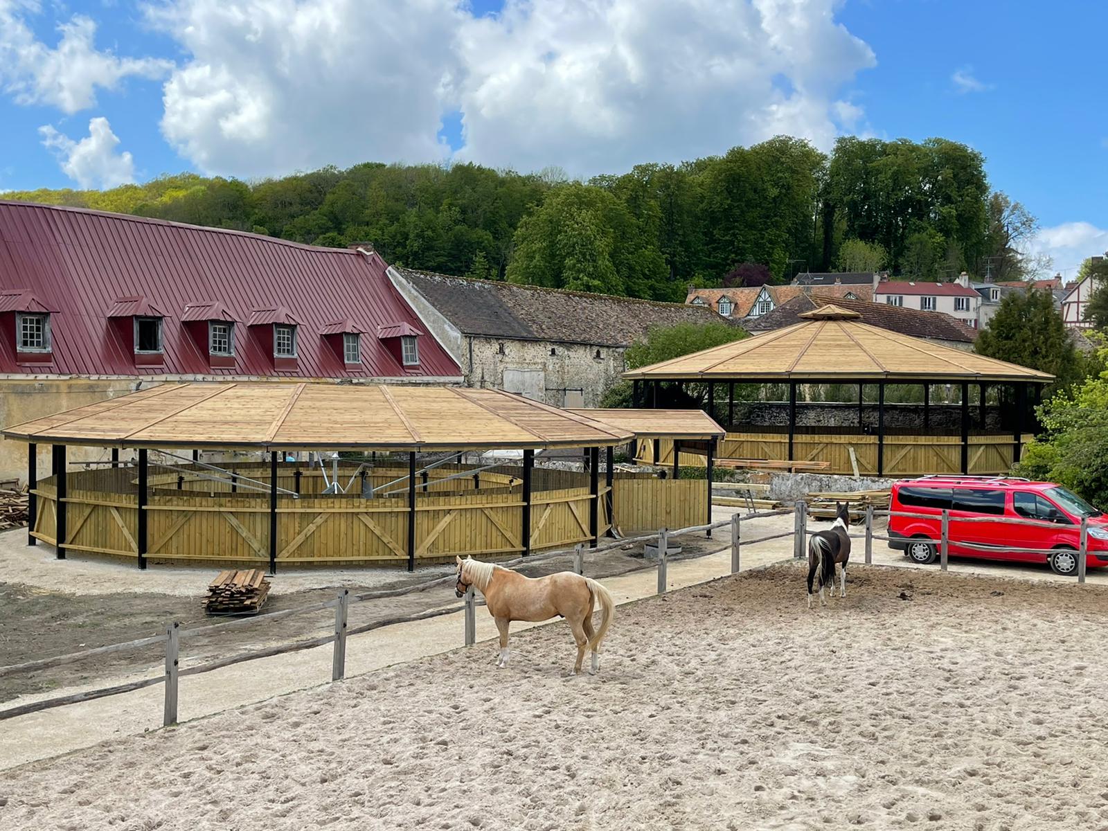 PRESTIGE Covered Lunging Ring with Timber Roof – Designed for Seamless Integration into Heritage Estates