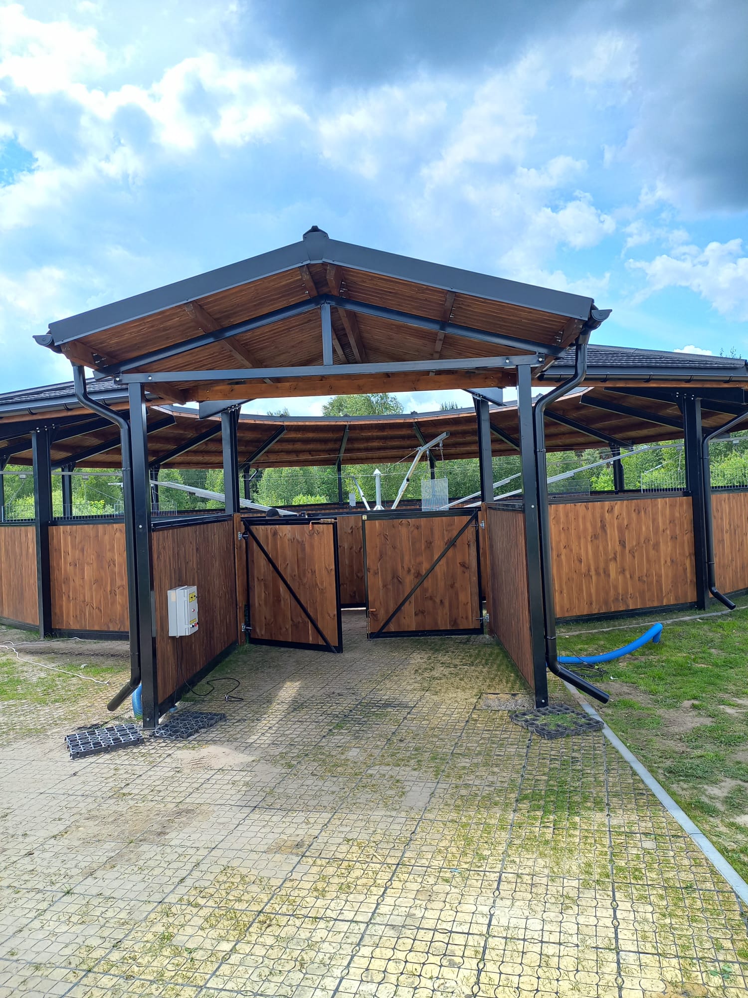 Custom Timber Roof for the PRESTIGE Horse Walker
