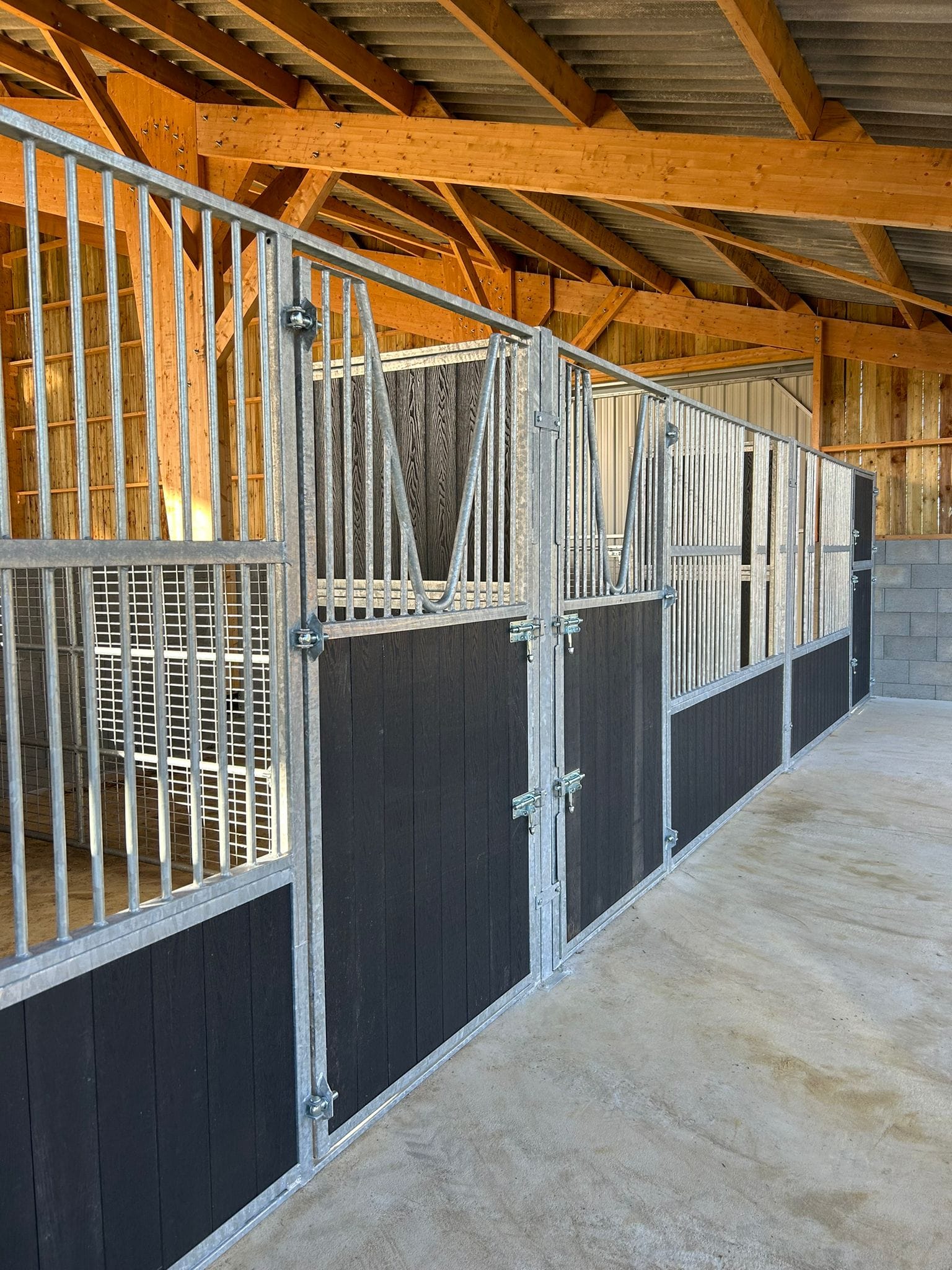 32 mm Timber-Effect Resin Stable Front – Standard Widths 3 m or 4 m – Double Swing Door