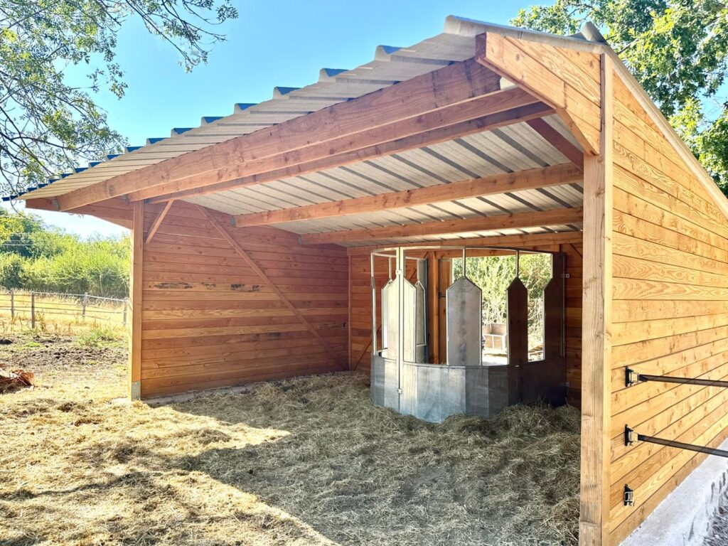 Horse Shelter with Central Circular Hay Rack