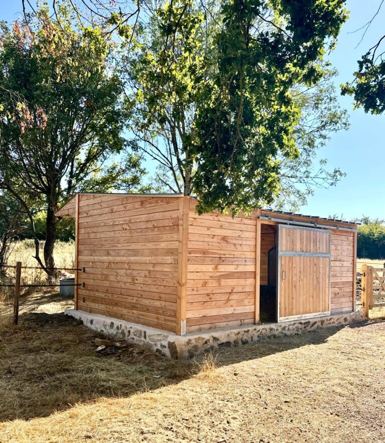 Abri pour chevaux avec râtelier central circulaire