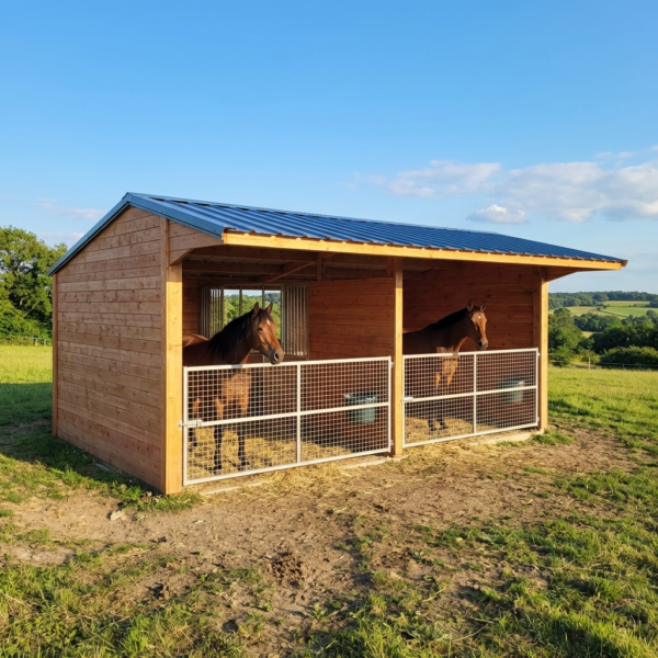 Double Shelter with Central Circular Hay Rack