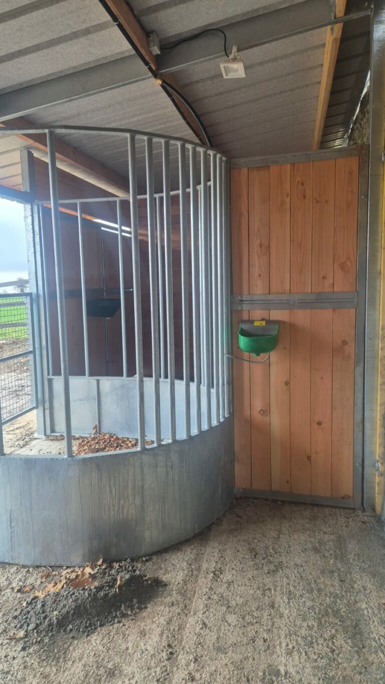 Central Circular Hay Rack for Stable Boxes