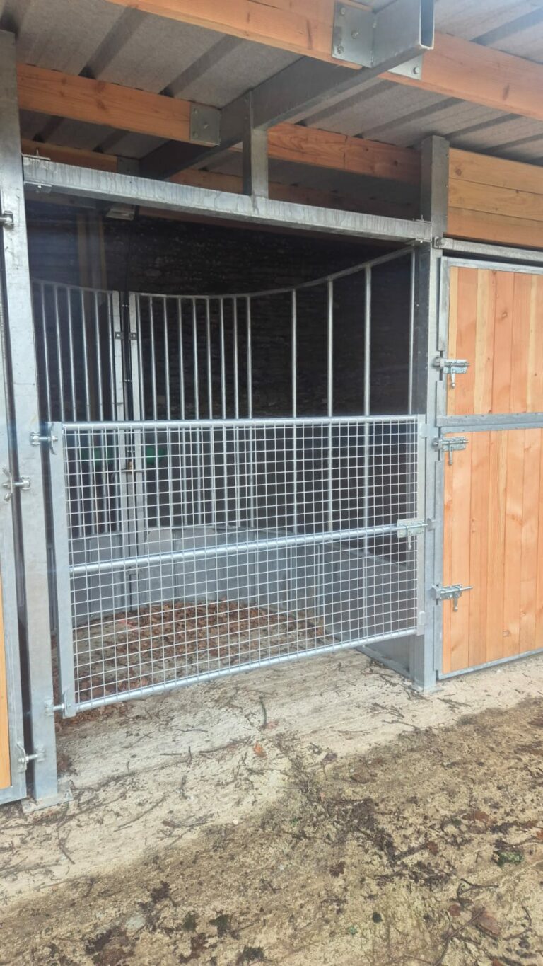 Central Circular Hay Rack for Stable Boxes