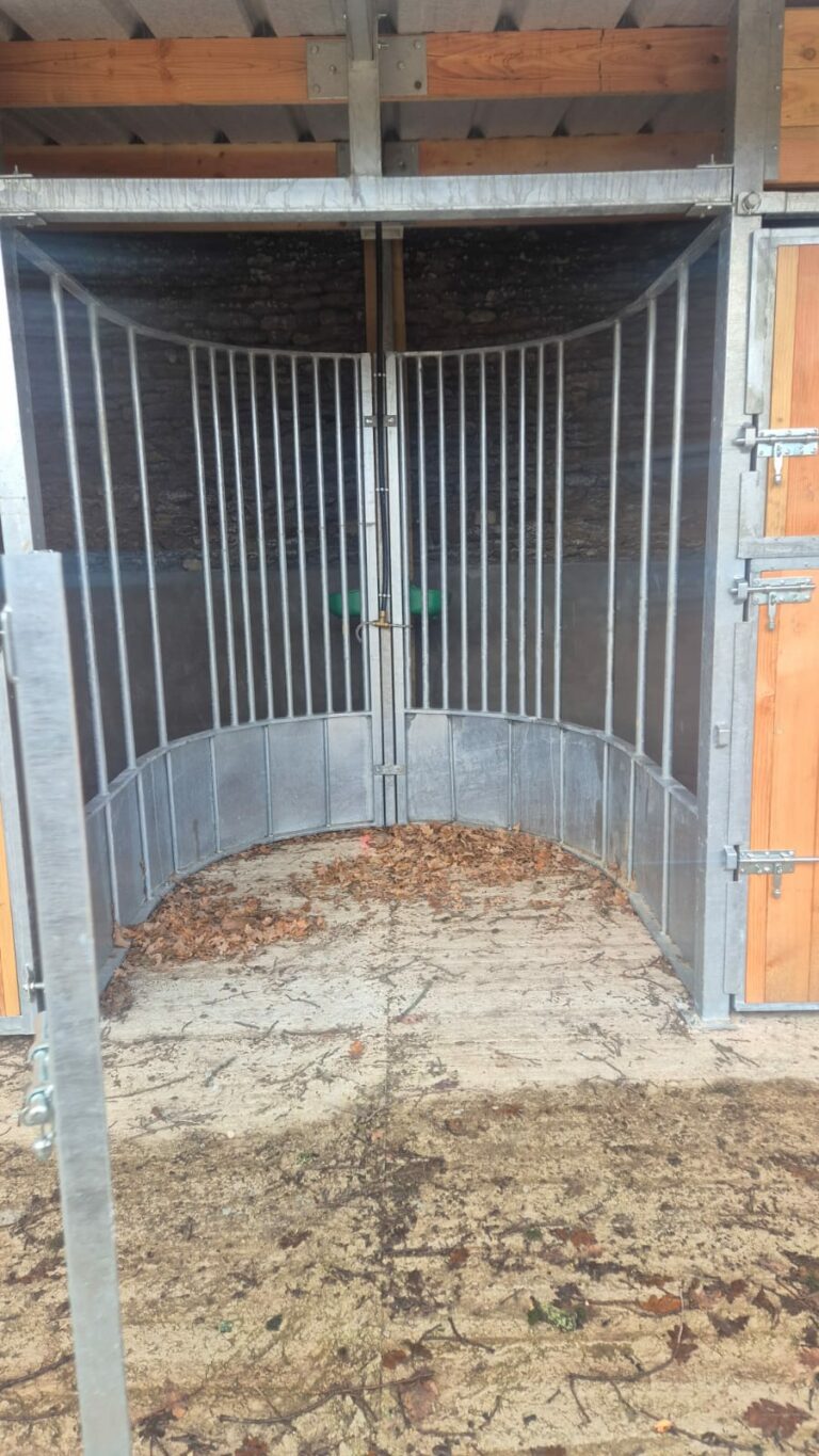 Central Circular Hay Rack for Stable Boxes