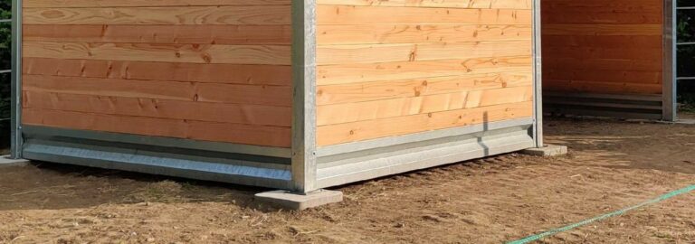 Shelter with return and optional galvanised steel kick board kit