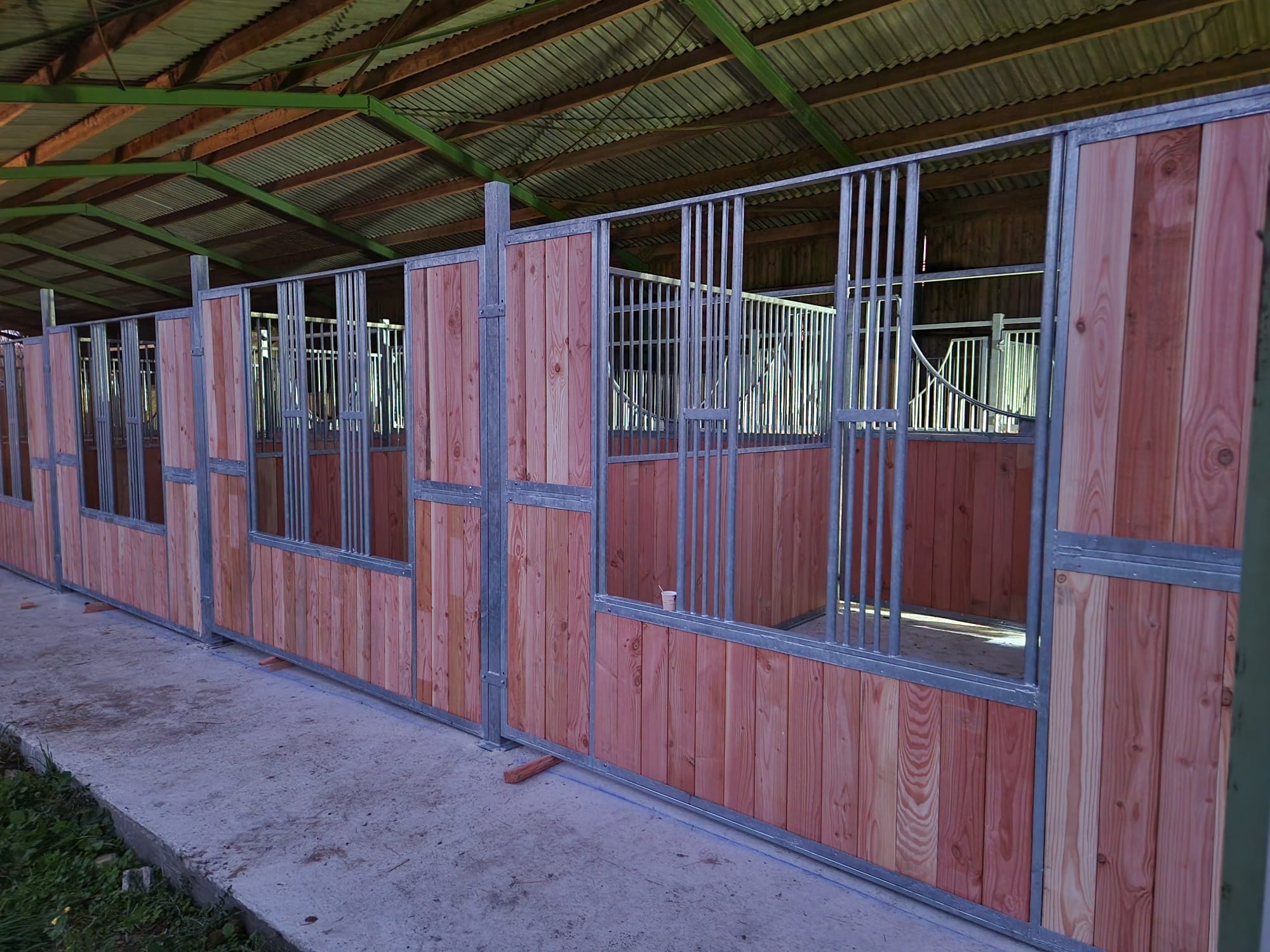 "Horse stable front with free-feeding system, made-to-measure galvanised steel opening"