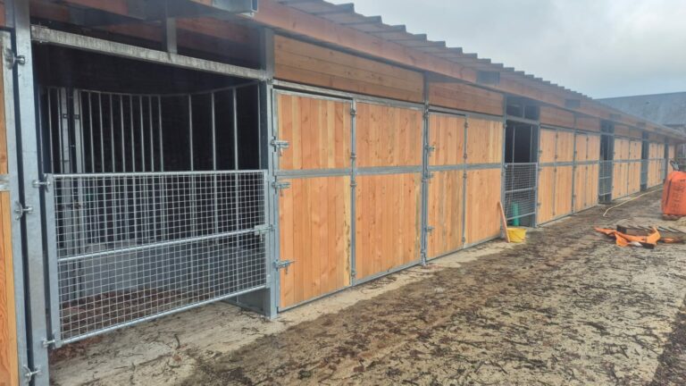 Full opening stable front