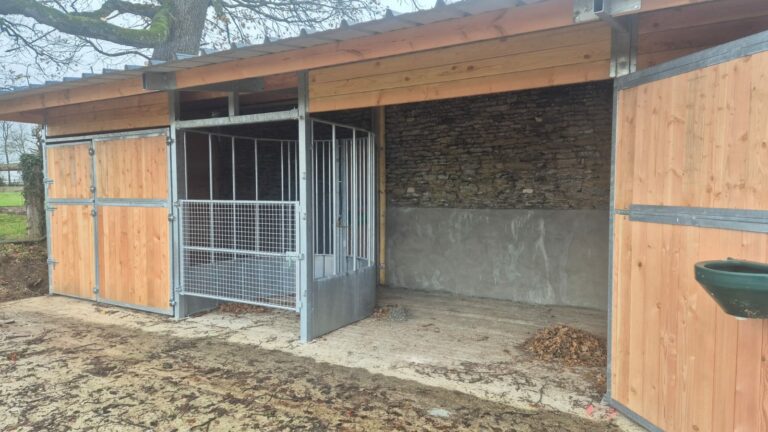 Full-opening stable front for horses designed for mechanical mucking-out