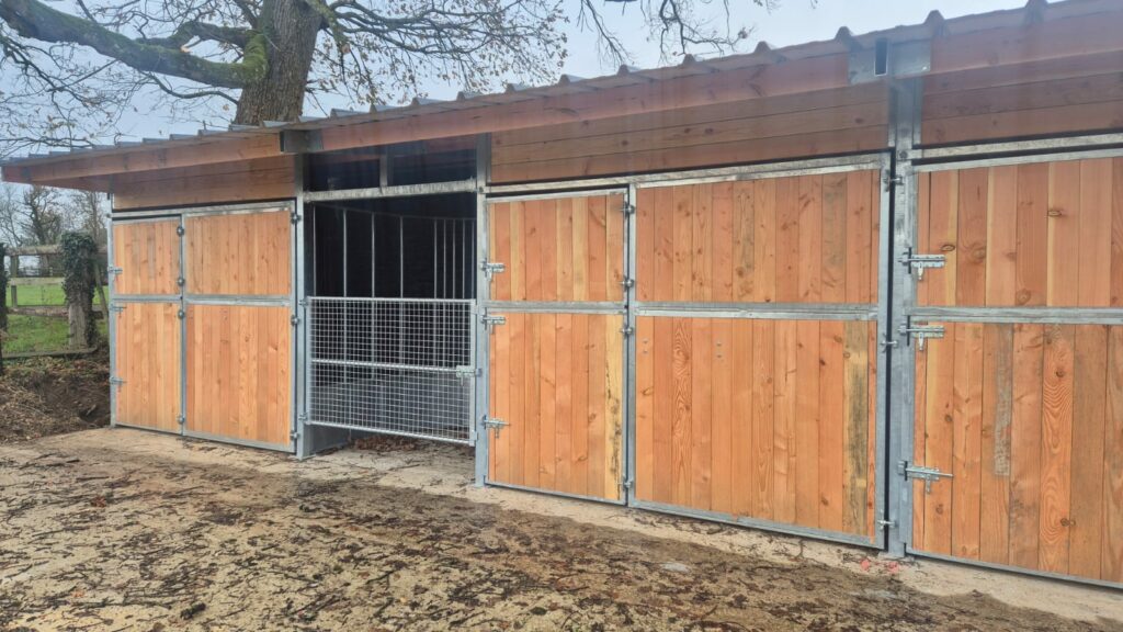 Full-opening stable front for horses designed for mechanical mucking-out