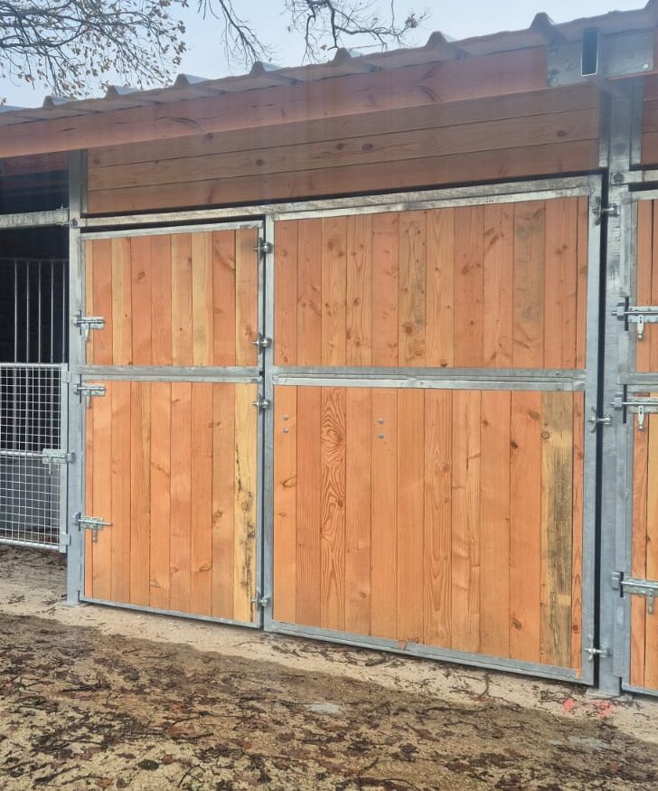 Full-opening stable front for horses designed for mechanical mucking-out