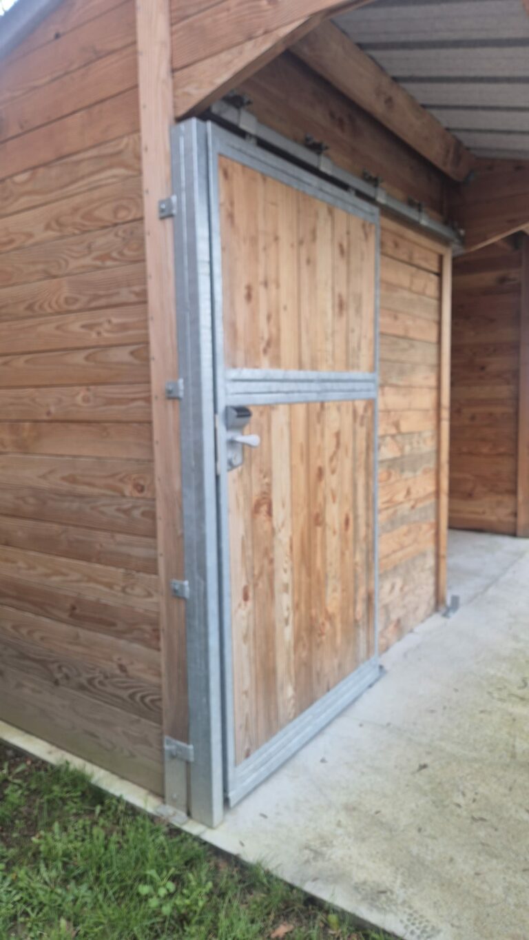 Douglas fir timber structure with magnetique lock door