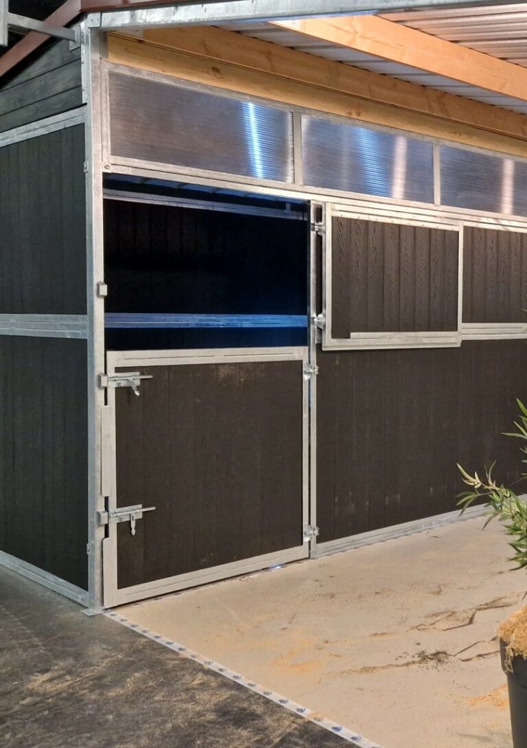 Wood-effect resin double-leaf stable door