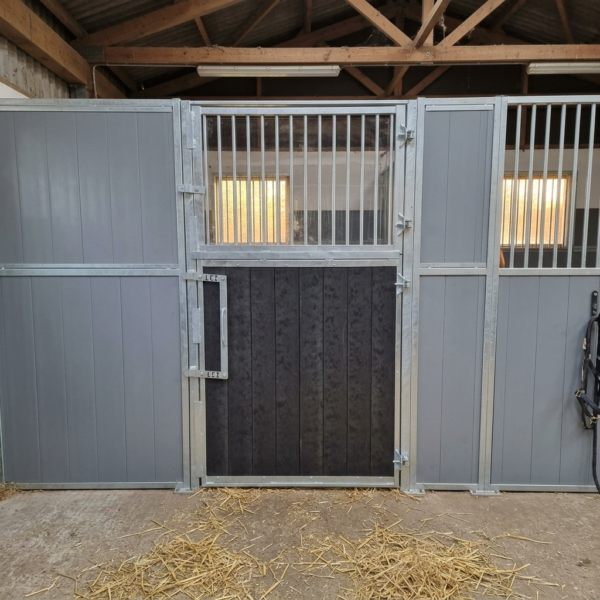 Double-leaf stable door with resin, bars and plexiglass panel